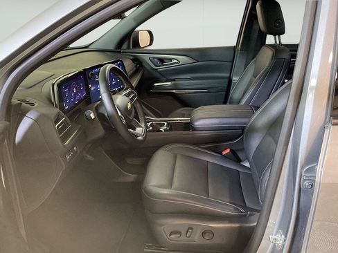 Used 2025 Chevrolet Traverse LT FWD image 16