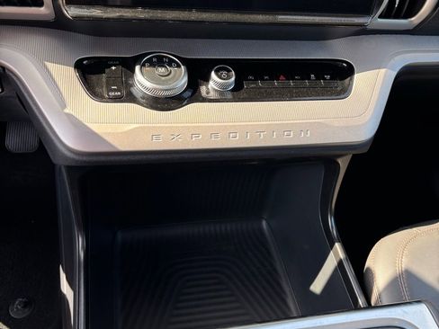 Used 2025 Ford Expedition Active RWD image 17