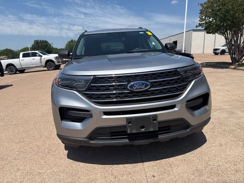 Used 2023 Ford Explorer XLT RWD image 2