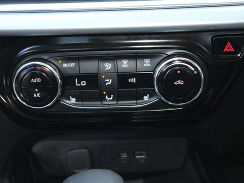 Used 2025 Chevrolet Trax LT w/ LT Convenience Package FWD image 44