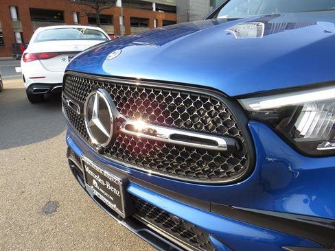 Used 2025 Mercedes-Benz GLC 300 4MATIC image 21