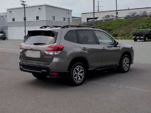 Used 2022 Subaru Forester Premium image 8