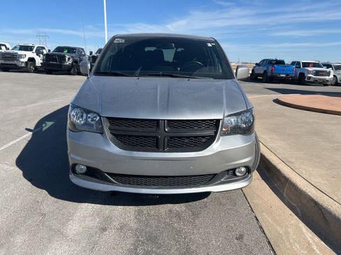 Used 2019 Dodge Grand Caravan SE image 2