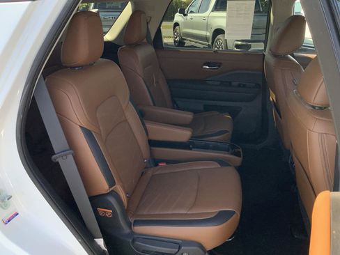 Used 2023 Nissan Pathfinder Platinum image 57