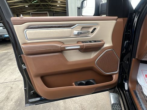 Used 2019 RAM 1500 Laramie AWD/4WD image 10