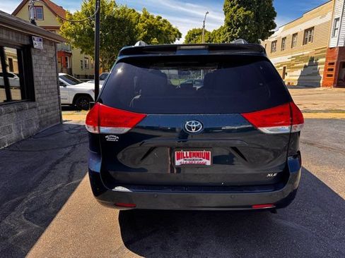 Used 2012 Toyota Sienna XLE w/ XLE Navigation Pkg FWD image 5