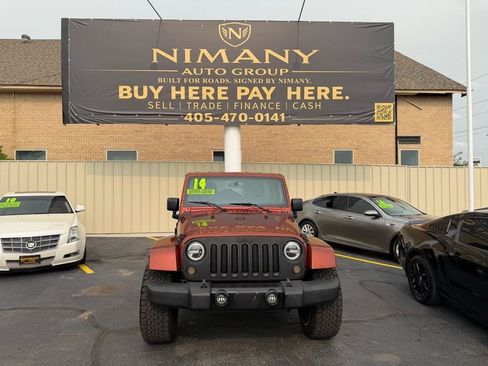 Used 2014 Jeep Wrangler Unlimited Sahara w/ Dual Top Group AWD/4WD image 4