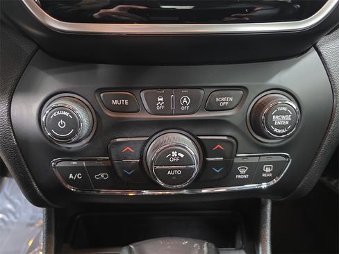 Used 2019 Jeep Cherokee Limited image 22