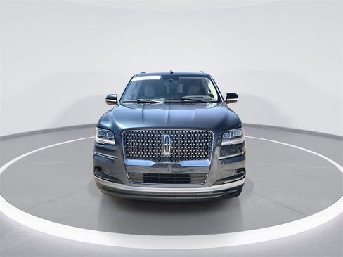 Used 2024 Lincoln Navigator Reserve image 3