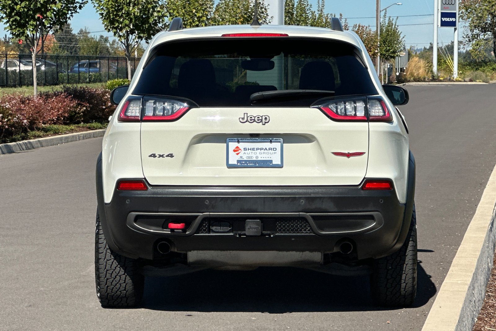 Used 2019 Jeep Cherokee Trailhawk AWD/4WD image 4