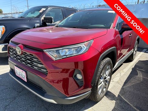 Used 2019 Toyota RAV4 Limited w/ Carpet Mat Package FWD image 3