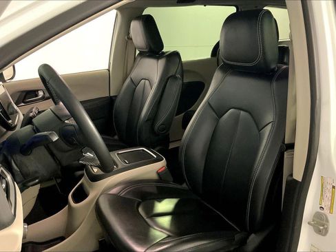 Used 2023 Chrysler Pacifica Touring-L FWD image 22