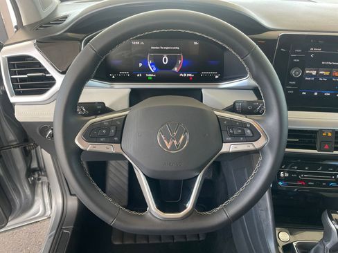 Used 2025 Volkswagen Taos SE image 28