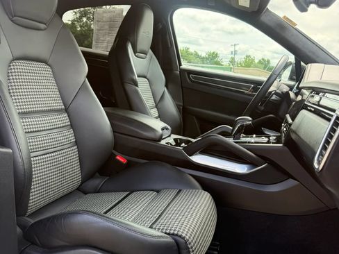 Used 2022 Porsche Cayenne Turbo AWD/4WD image 18