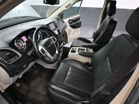 Used 2015 Chrysler Town & Country Touring FWD image 20