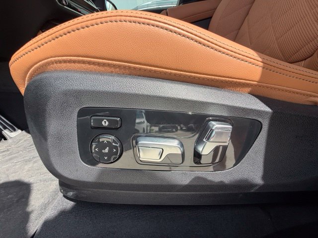 Used 2026 BMW X7 xDrive40i w/ M Sport Package AWD/4WD image 16