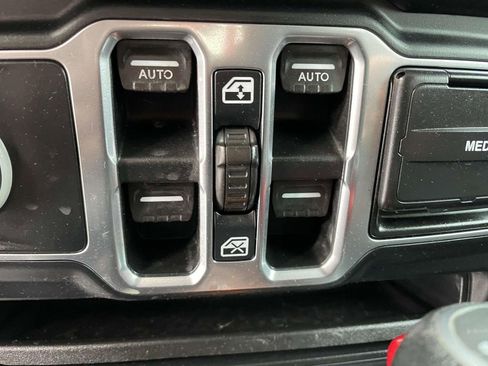 Used 2018 Jeep Wrangler Unlimited Sport S image 28