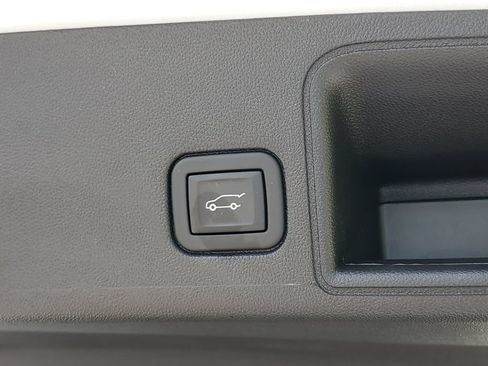 Used 2024 GMC Terrain SLE w/ Driver Convenience Package FWD image 9