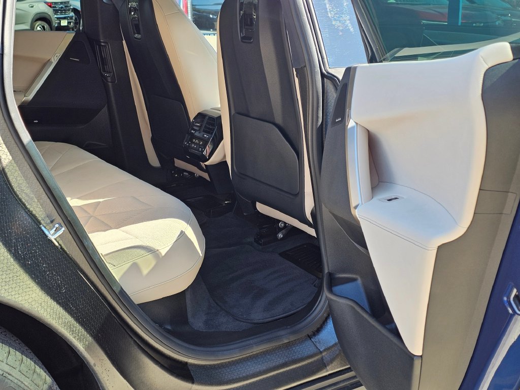 Used 2023 BMW iX xDrive50 w/ Premium Package AWD/4WD image 15
