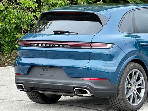 Certified 2024 Porsche Cayenne w/ Premium Package AWD/4WD image 10