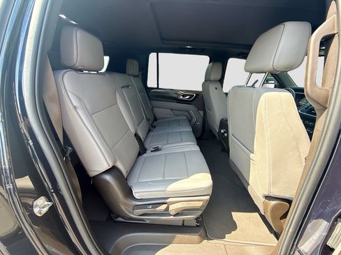 Used 2024 GMC Yukon XL SLT w/ SLT Premium Package AWD/4WD image 34