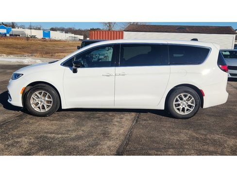 Used 2025 Chrysler Pacifica Select FWD image 2