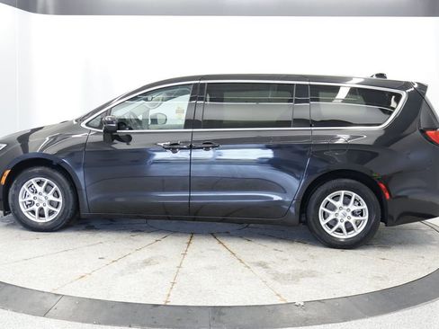 Certified 2023 Chrysler Pacifica Touring-L FWD image 2