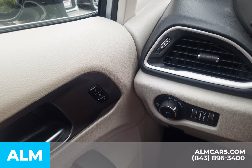 Used 2024 Chrysler Pacifica Touring-L FWD image 34