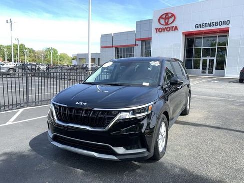 Used 2022 Kia Carnival LX image 4