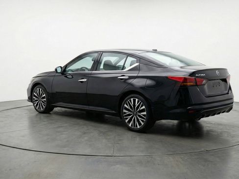 Used 2025 Nissan Altima 2.5 SV FWD image 6
