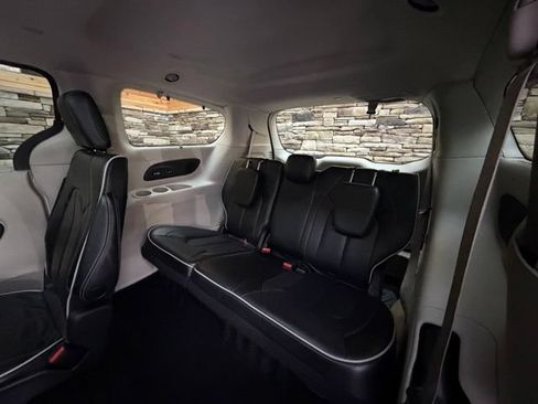 Used 2022 Chrysler Pacifica Limited FWD image 35