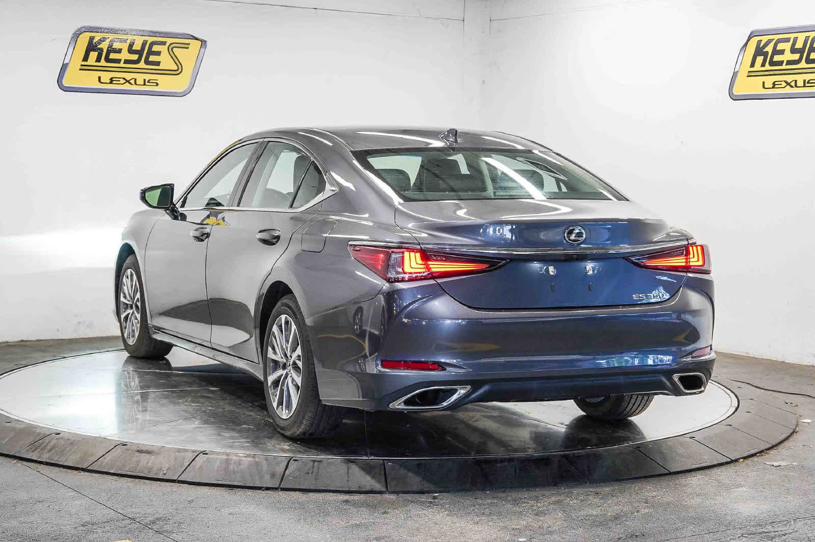 Used 2024 Lexus ES 350 FWD image 2
