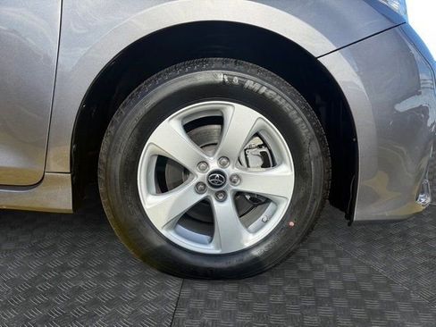 Used 2019 Toyota Sienna LE w/ Carpet Mat Package image 9