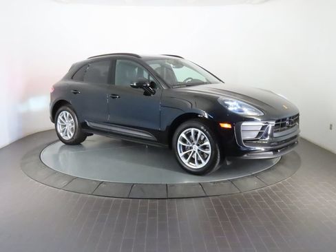 Certified 2025 Porsche Macan AWD/4WD image 9