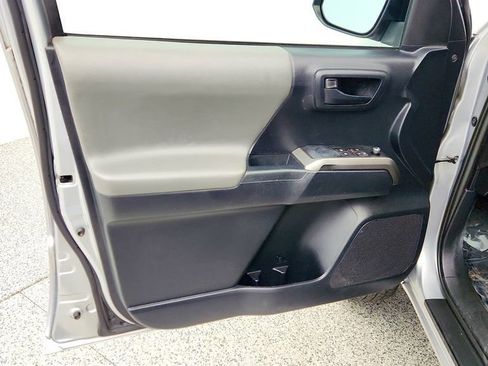 Used 2018 Toyota Tacoma SR5 RWD image 10