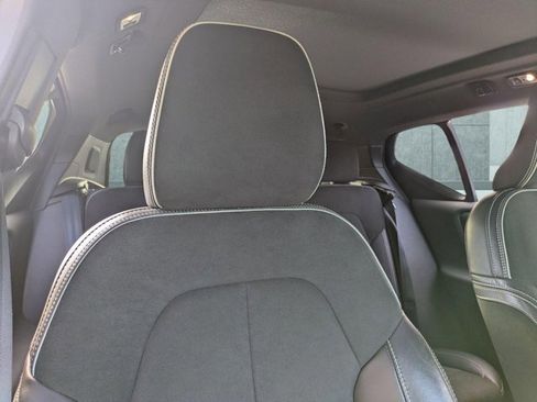 Used 2022 Volvo XC40 T5 R-Design w/ Climate Package image 13