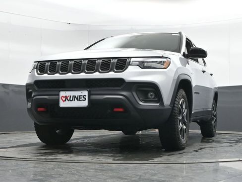 Used 2025 Jeep Compass Trailhawk w/ Trailer Tow Group AWD/4WD image 47