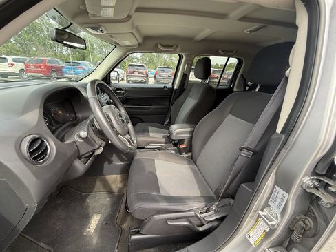 Used 2016 Jeep Patriot Latitude AWD/4WD image 13