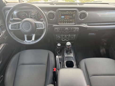 Used 2022 Jeep Gladiator Overland w/ Cold Weather Group AWD/4WD image 2
