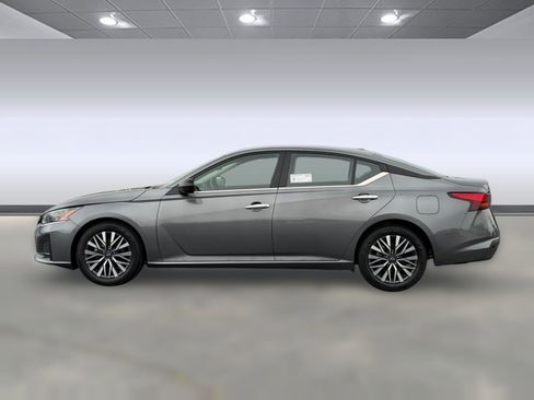 Used 2025 Nissan Altima 2.5 SV FWD image 2
