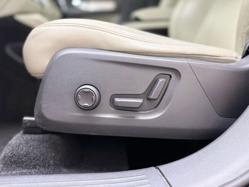 Used 2019 Volvo XC40 T5 Momentum image 10