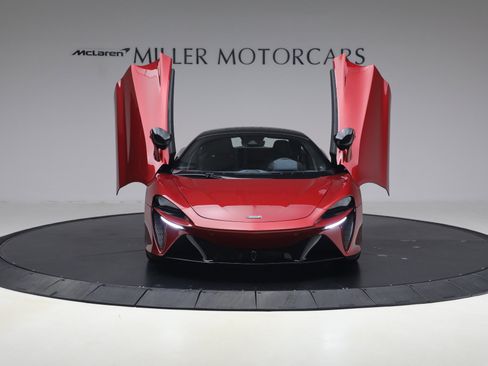Used 2023 McLaren Artura RWD image 13