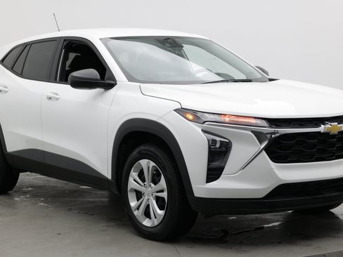Used 2025 Chevrolet Trax LS FWD image 3