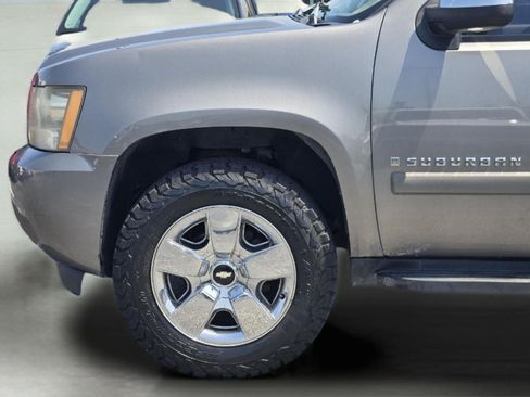 Used 2007 Chevrolet Suburban LT RWD image 9