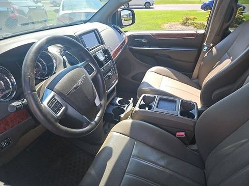 Used 2013 Chrysler Town & Country Touring FWD image 4