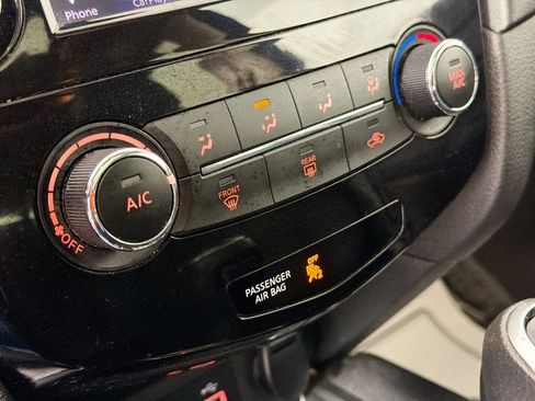 Used 2018 Nissan Rogue SV AWD/4WD image 15