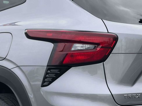 Used 2025 Chevrolet Trax LT w/ LT Convenience Package image 8