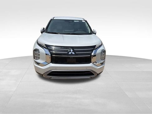 Used 2025 Mitsubishi Outlander SE FWD image 2