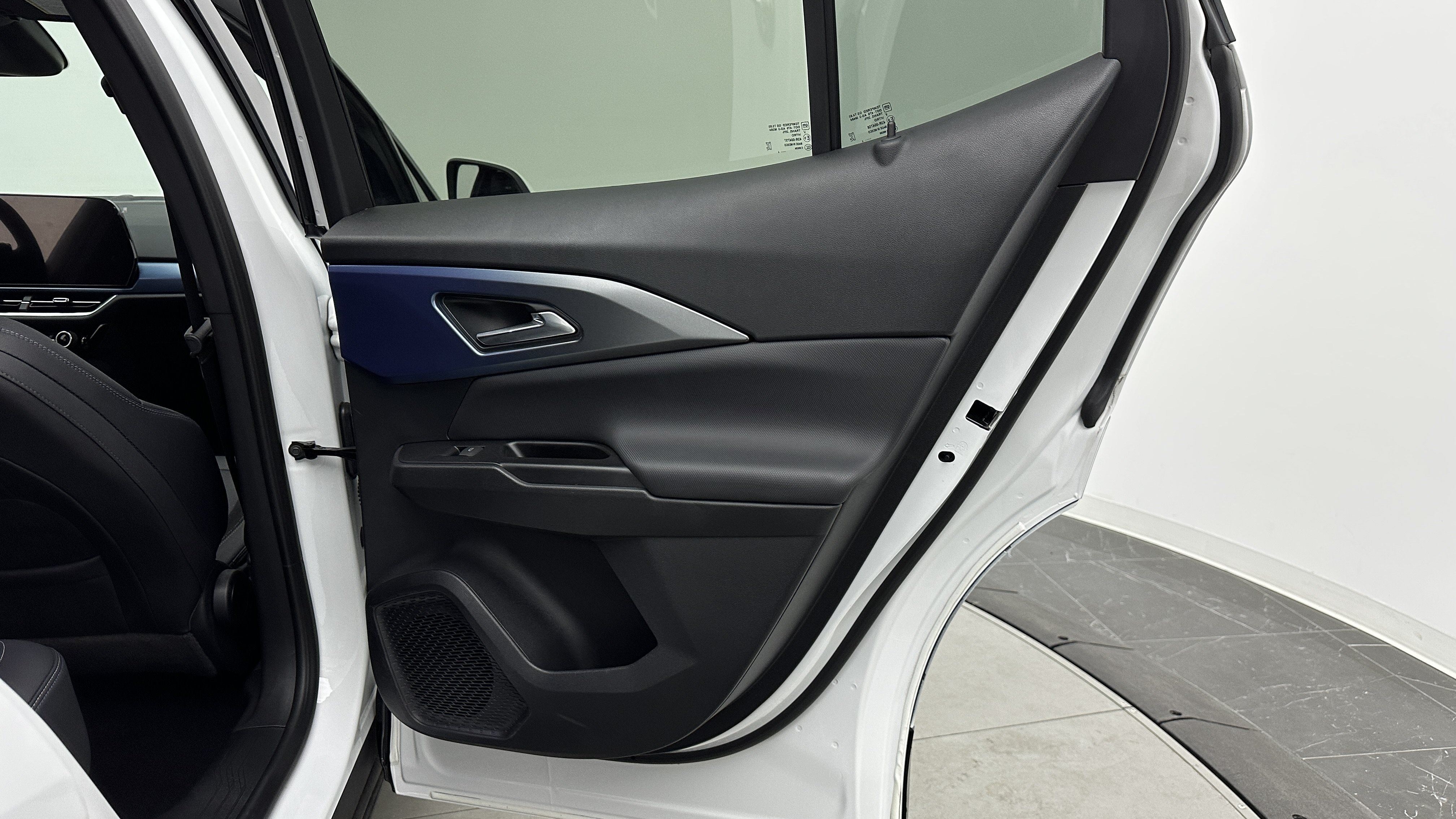 Used 2024 Chevrolet Equinox EV LT FWD image 28