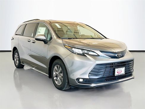 New 2026 Toyota Sienna XLE image 3